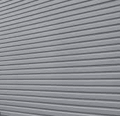 Bardage horizontal en vinyle gris pour revêtement de façade extérieure de maison.
